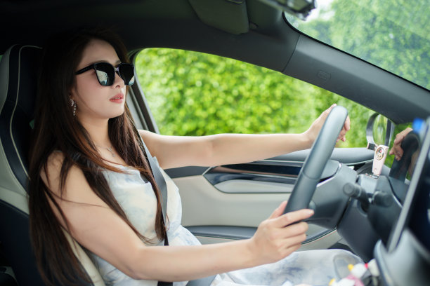 亚洲女性开车图片下载