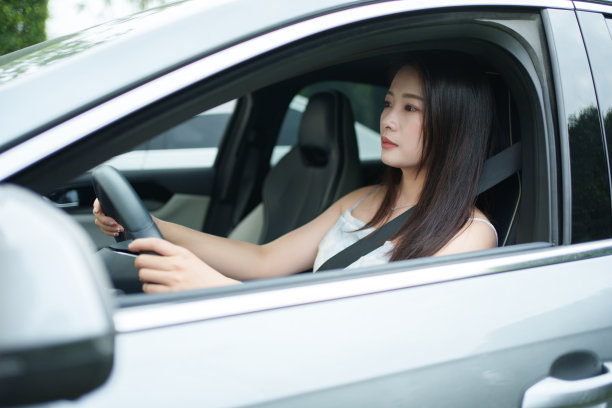 亚洲女性开车图片下载