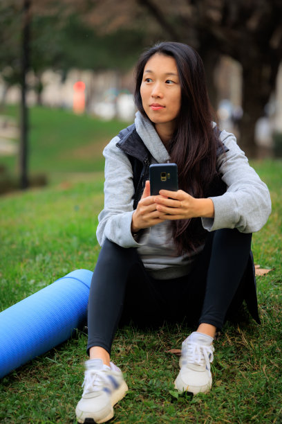查看电话的女士图片下载