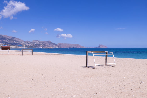 在西班牙阿利坎特的阿尔比尔，阿尔特亚，美丽的海滩的照片，在海滩上被称为普拉亚de Cap Blanch的海滩上，海边的足球网图片下载