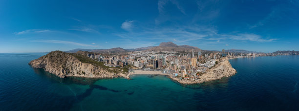 夏季，西班牙贝尼多姆镇的全景航拍照片，显示了当地被称为Playa de Finestrat的海滩，以及小海滩周围的酒店和公寓图片下载