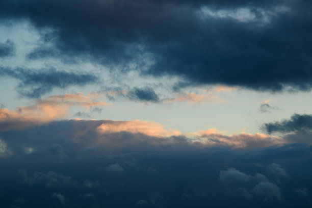 白天的蓝天。天气不好。蓬松的云彩。光线穿透云层。通用水平照片。背景图片。图片下载