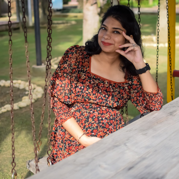 一名怀孕的印度妇女在户外拍摄怀孕照片，手放在肚子上，印度孕妇在社会公园穿着孕妇装把手放在肚子上，怀孕的孕妇在户外拍摄图片下载