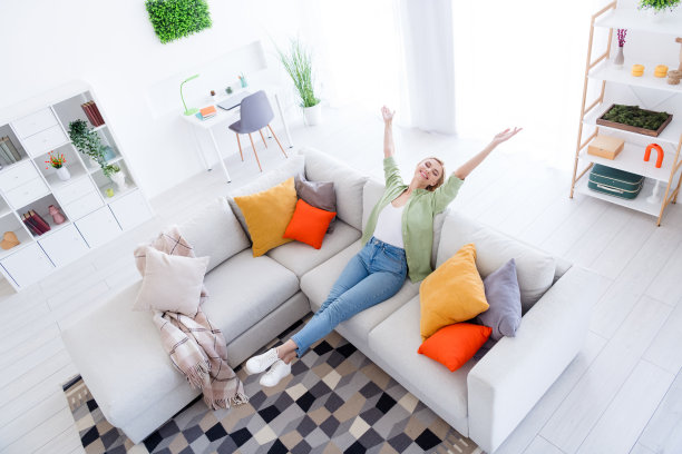 高角度照片微笑的年轻美丽的家庭主妇女士举起手臂买了新的公寓阁楼设计室内的东西在室内图片下载