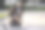 一个十几岁的女孩和一只狗在公园里的照片。图片下载