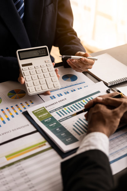 成功的企业主会在他们的组织内组织非正式的商务会议。商人在工作中使用笔记本电脑和商业特写照片中的文件图片下载