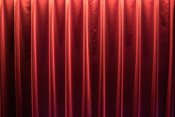 深褶皱的红色窗帘图片下载