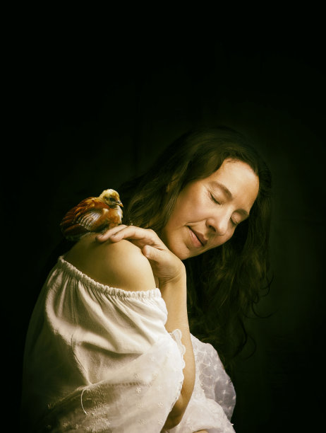 女人以浪漫的姿态，肩上搭着一只小鸡图片下载