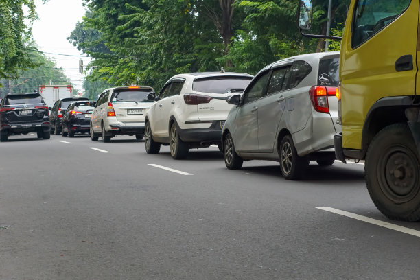 在拥挤的道路上排成长队的汽车图片下载