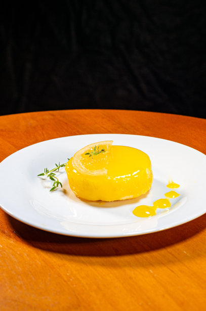 橙色蛋糕，白色盘子里的自制甜点，放在木桌上，为一家咖啡店设置了一张促销菜单照片。图片下载