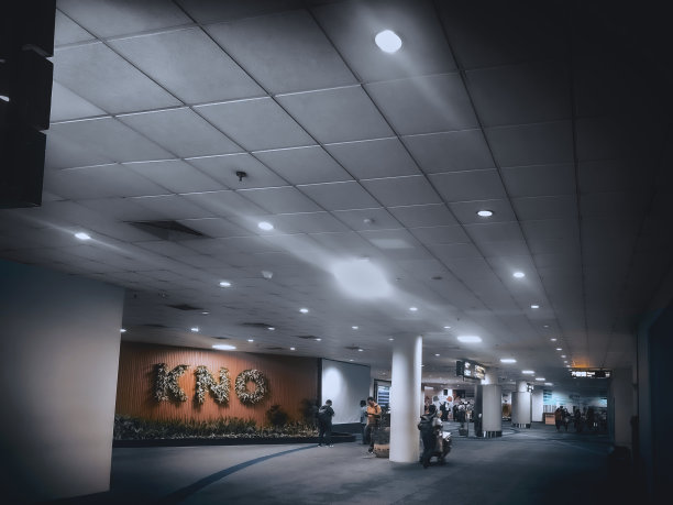 机场候机楼的安静时刻图片下载