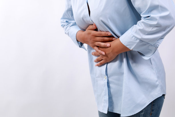 女人的手抱着肚子的特写照片。胃痛概念图片下载