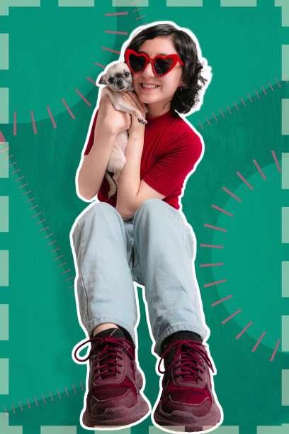 小女孩坐着，她抱着她的宠物吉娃娃狗，他们摆姿势拍照。本空间图片下载