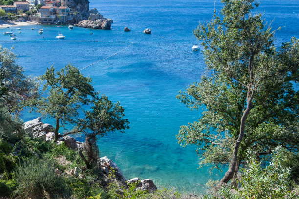 亚得里亚海海岸鸟瞰图。地中海海景与房屋瓦片屋顶和船只出版，海报，帖子，屏幕保护程序，壁纸，封面。高质量照片图片下载