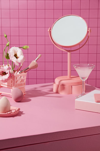 以粉红色为主题的广告照片，配件整齐地排列在橱柜顶部，粉红色方格背景。设计空白，前视图图片下载