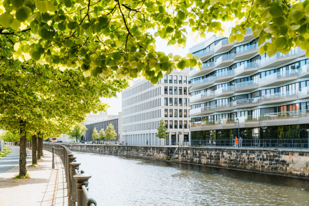 柏林沿河现代建筑的夏日美景图片下载