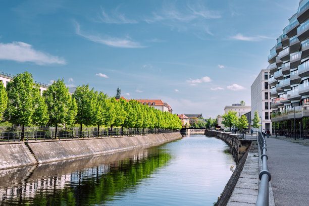 柏林河边绿树成荫的夏日美景图片下载