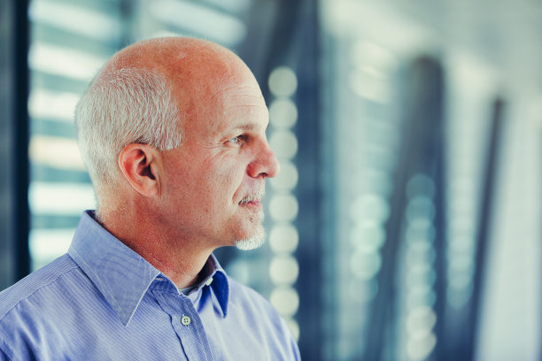 沉思的白发老人，现代背景图片下载