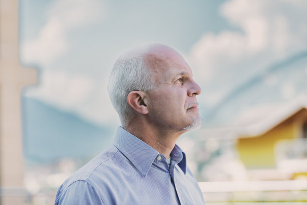 宁静的山脉背景沉思的人在户外图片下载