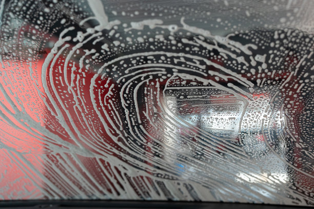 洗车时车窗上有白色肥皂泡沫。图片下载