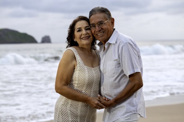 一对成熟的夫妇手牵着手在沙滩上共度时光图片下载