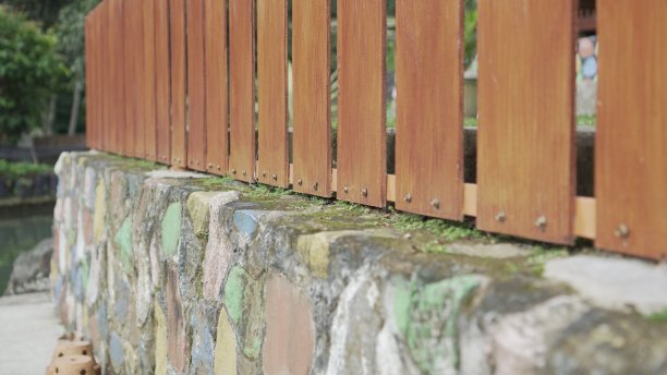 一个带有治疗涂层的木栅栏安装在岩石悬崖上图片下载