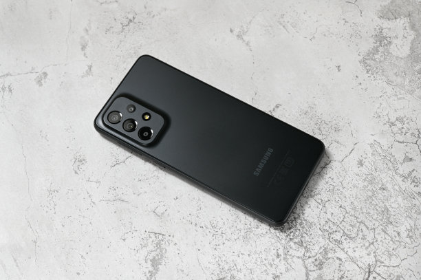 白色石材背景上的黑色三星Galaxy A33 5G SM-A336BDS智能手机图片下载