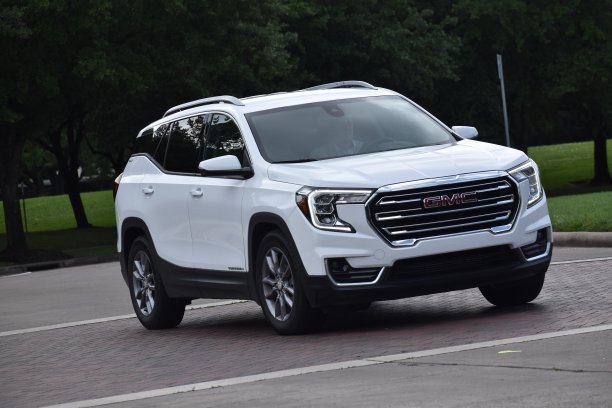 一辆白色的GMC Terrain SLT SUV在自然保护区附近巡航图片下载