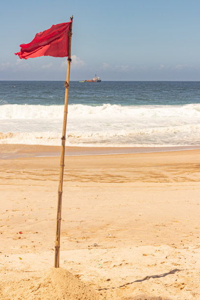 危险警告的红旗。图片下载
