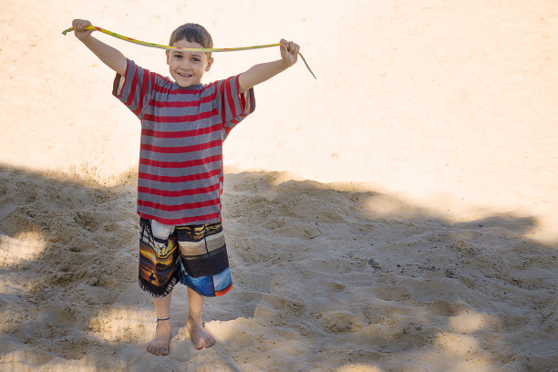 男孩在学校假期玩-假期和庆祝活动图片下载