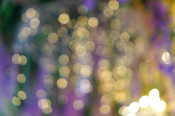 波光粼粼的散景灯与精致的花卉口音混合，创造一个节日和梦幻的背景氛围图片下载