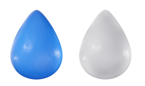 蓝色和白色滴在卡通可爱的风格。现实的三维橡皮泥或粘土儿童玩具孤立的白色背景。使插图。图片下载