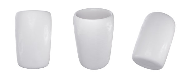 一杯卡通可爱风格的牛奶。现实的三维橡皮泥或粘土儿童玩具孤立的白色背景。使插图。图片下载