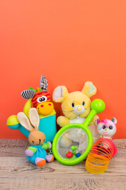 橙色背景的彩色玩具集合。孩子们的玩具。图片下载