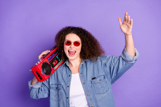 酷漂亮的女孩的照片有有趣的立体声穿牛仔衬衫孤立的紫罗兰色背景图片下载