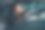 一个可爱、放松的女人坐在汽车方向盘后面的横向照片，在放松的状态下愉快地微笑着。关于安全驾驶主题的照片图片下载