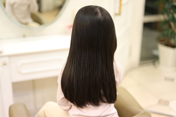 女孩的后视图美容院形象图片下载