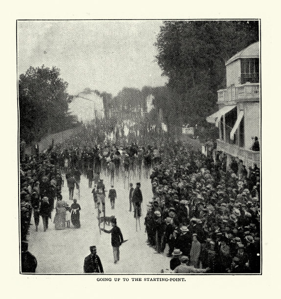人群观看高跷比赛在朗德，波尔多-比亚里茨比赛，法国，维多利亚时代，19世纪，复古照片图片下载