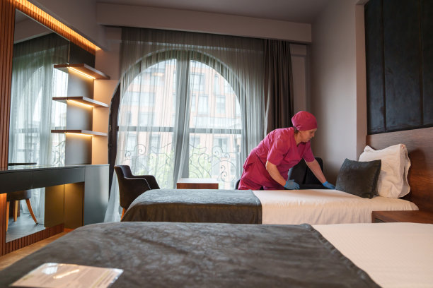 酒店员工在整理床铺。图片下载