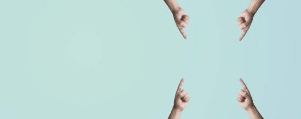 用手指指着蓝色的背景——概念或指向某物图片下载