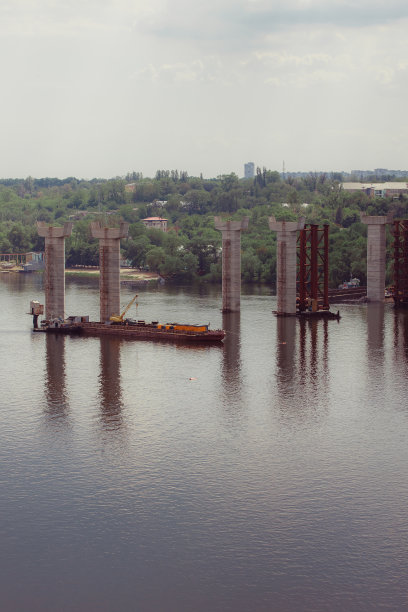 河上的混凝土桥。复杂的技术项目。图片下载