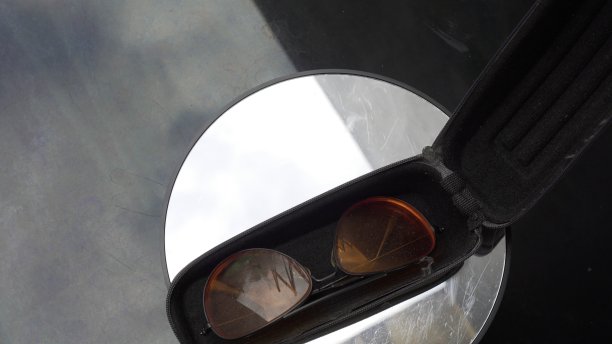 橙色镜片的特殊成年男子眼镜图片下载