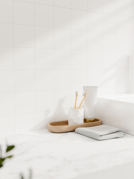 盥洗用品的特写镜头，白色大理石浴室桌面对着白色瓷砖墙。图片下载