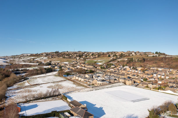 无人机在英国哈德斯菲尔德拍摄的英格兰西约克郡戈尔卡村的照片，显示了冬季地面上有小块积雪的住宅区。图片下载