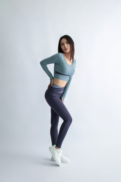 漂亮的年轻女子，化着自然的妆，穿着运动服图片下载