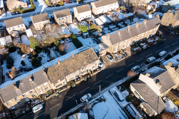 无人机在英国哈德斯菲尔德拍摄的英格兰西约克郡戈尔卡村的照片，显示了冬季地面上有小块积雪的住宅区。图片下载