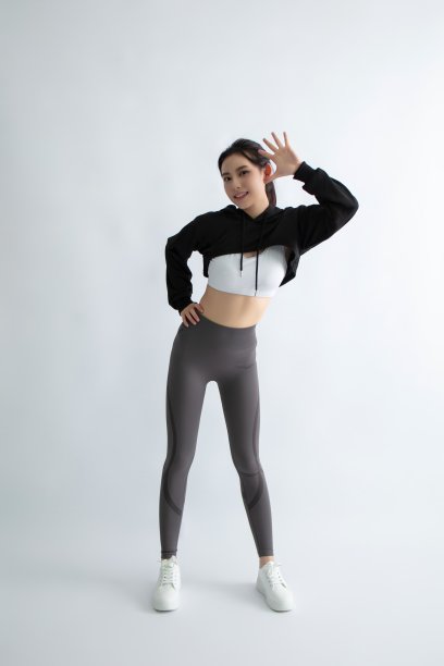 穿着运动服的亚洲女子在白色背景上摆姿势图片下载