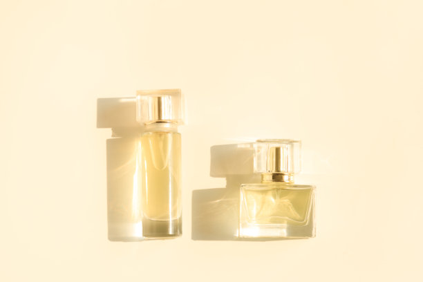 米色背景香水瓶，玻璃瓶香水图片下载