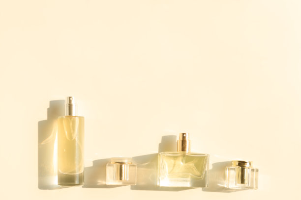 米色背景香水瓶，玻璃瓶香水图片下载