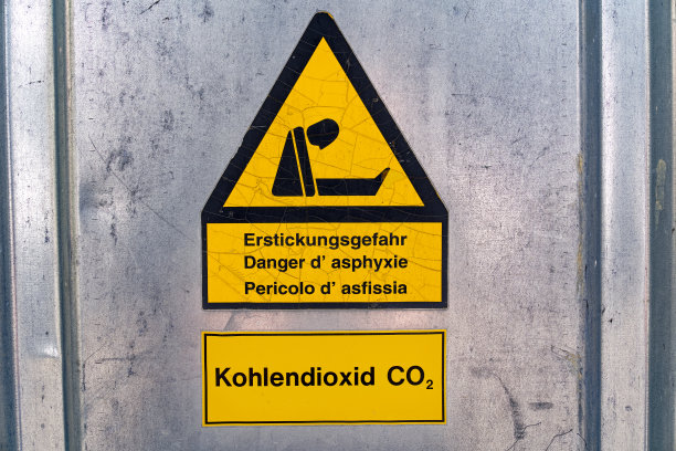 瑞士小镇金属立面上的警告标志贴纸堵塞了危险。图片下载